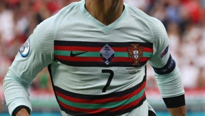 梅开二度 破多项纪录 当选比赛最佳 C罗谢队友