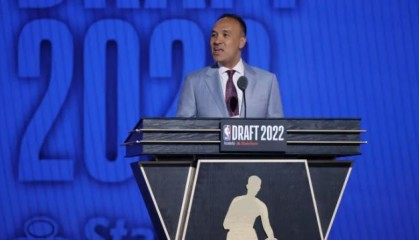 星空体育官网-给勇士颁发冠军奖杯的副总裁，居然还有中国血统