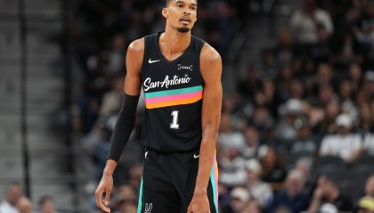 历史首人！文班本赛季场均出场时间少于30分钟砍下25+10