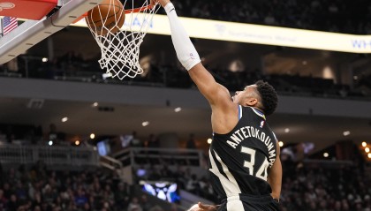 星空体育官方网站-根本扛不住！字母哥背打奥孔武反身爆扣&amp;冲击后者再打2+0