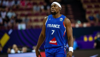 星空体育平台-稳定发挥！亚布塞莱5中2&amp;amp;三分3中1拿到6分7篮板2助攻2抢断