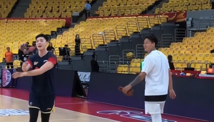 胡明轩顶伤赵睿！周琦10+5，徐杰崔永熙0分，广东落后北京首钢5分